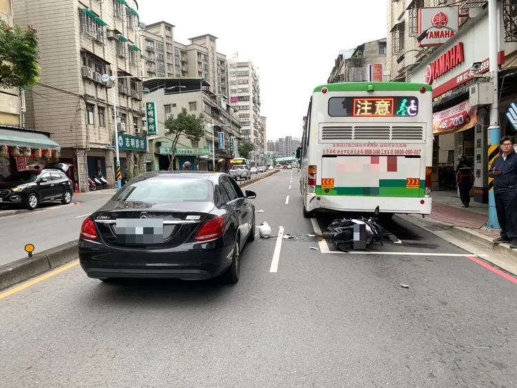 張女無照騎車，先被警方開出無照駕駛罰單。翻攝畫面