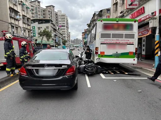 18歲女追撞公車再被撞...命大僅手擦傷!先收無照罰單一張