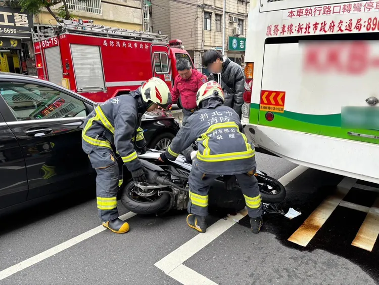 張女一度受困車底，幸救出時僅擦挫傷。翻攝畫面