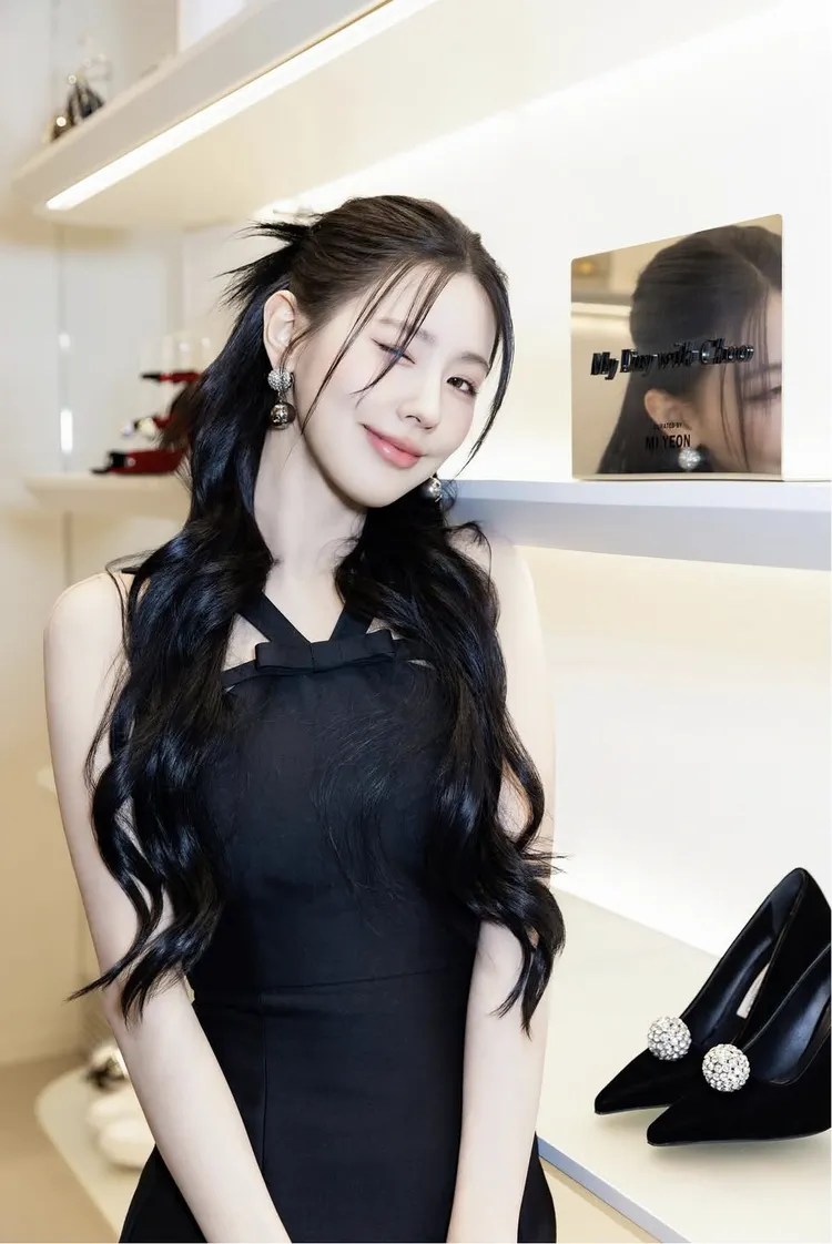 薇娟以小洋裝、浪漫捲髮的造型化身甜美小公主。翻攝薇娟IG