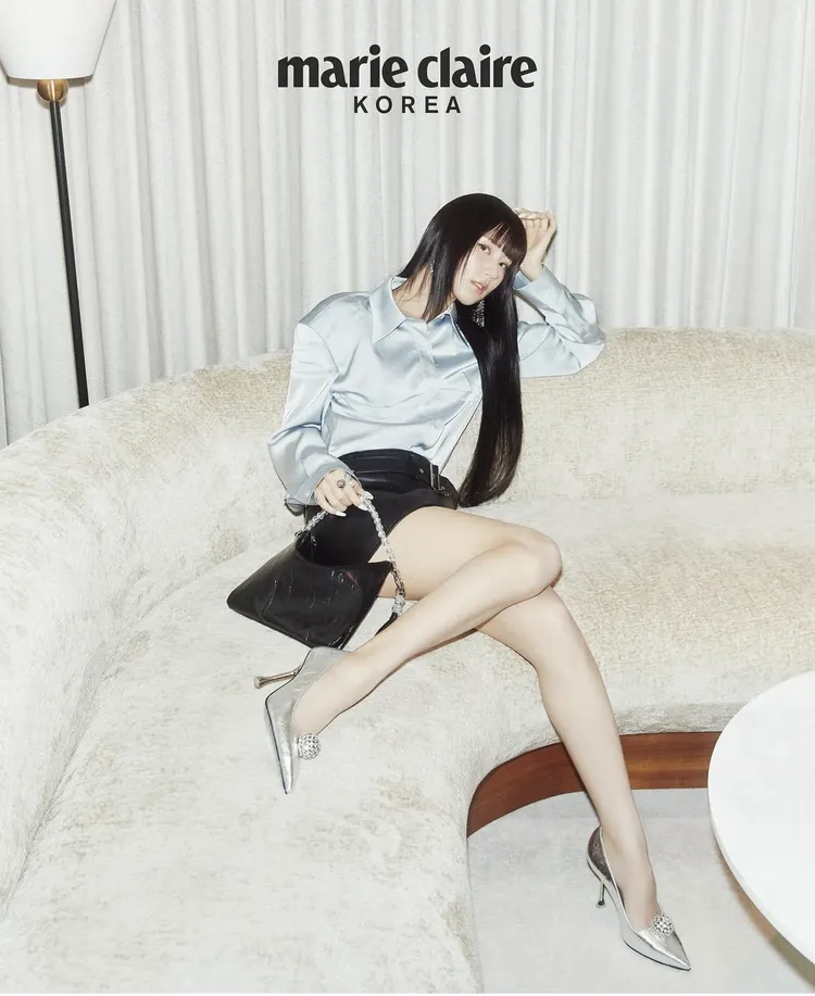 薇娟換上短裙襯托出腳上美鞋。翻攝薇娟IG