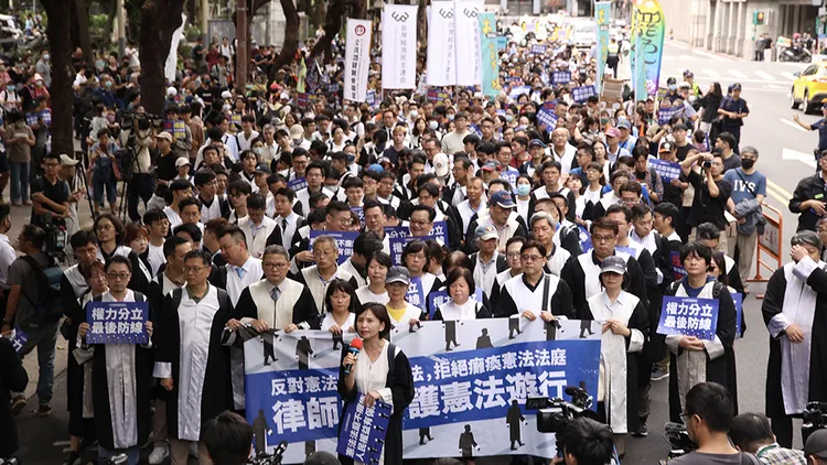 300位律師上月走上街頭，抗議國民黨立委翁曉玲的《憲法訴訟法》修正案。彭欣偉攝