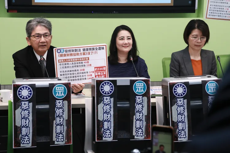 民進黨團「惡修財劃法」記者會。左起民進黨立委王旭正、吳思瑤、黃秀芳。彭欣偉攝