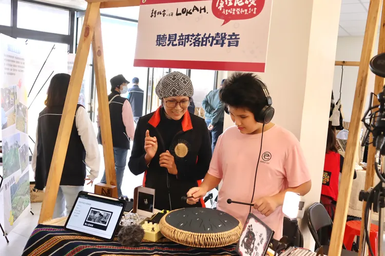 精實創業計畫得獎團隊-聽見部落的聲音，讓民眾親自體驗敲打空靈鼓。原民局提供
