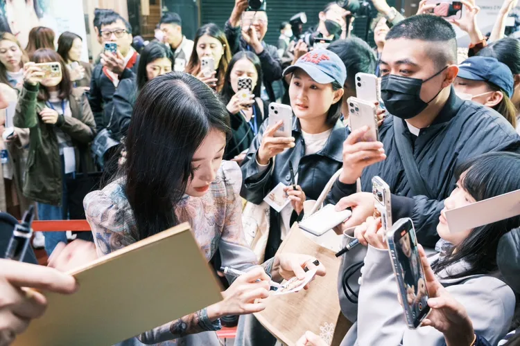 盧允瑞親切幫粉絲簽名。車庫娛樂提供