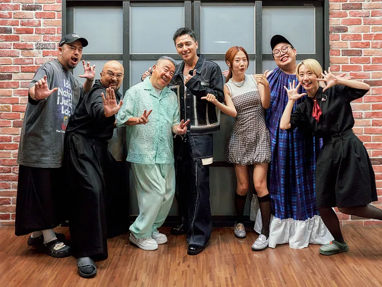 阿達（左起）、美麗本人、曾志偉、鄭人碩、金針菇、泰國娘娘、Lulu等出外景。緯來提供