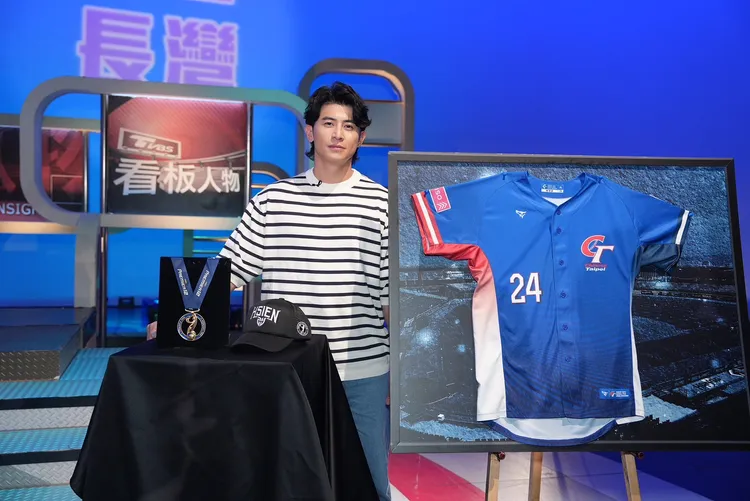 陳傑憲於《看板人物》錄影現場帶來中華隊的球衣、球帽及獎牌。TVBS提供