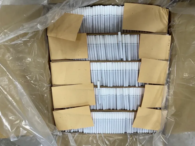 專案小組在貨車、工廠都起出製作完成的私菸，後續將運往包裝場加工。民眾提供