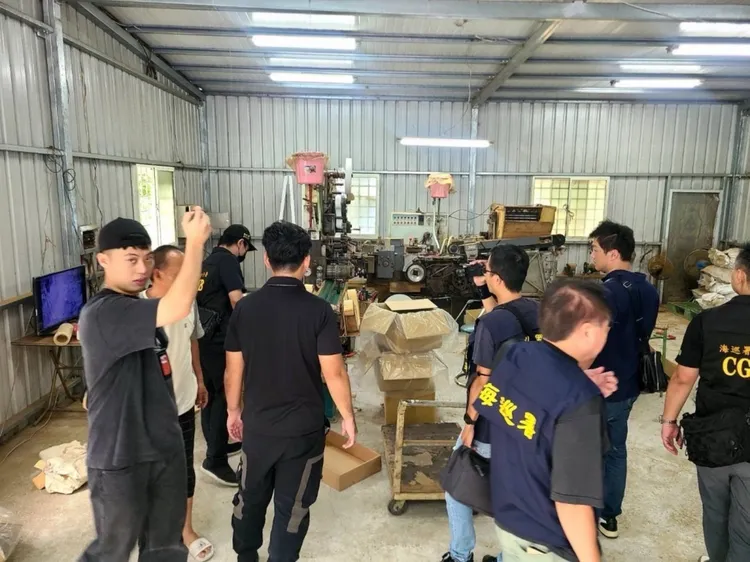 工廠隱身嘉義縣僻靜淺山，犯嫌搭起鐵皮屋就開始生產私菸。民眾提供
