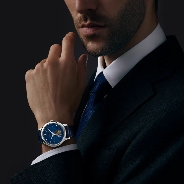 蕭邦L.U.C XPS Tourbillon Volant腕錶，40mm，18K白金錶殼，電鍍處理藍色塗層純金錶盤，啞光藍色手工縫製鱷魚皮錶帶，L.U.C 96.24-L自動上鍊機械機芯，動力儲存65小時，防水深度30米，限量50只，481萬9000元。品牌提供