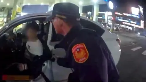 車燈破損遇警攔檢!2男心虛加速逃 警追捕起出沿途丟包毒品