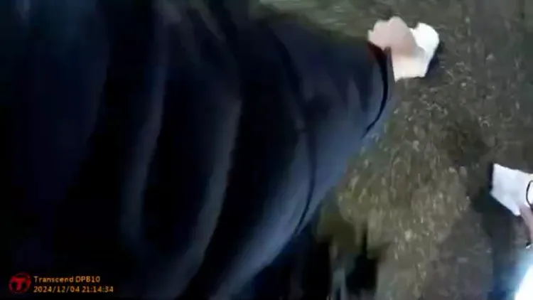 警方找到丟包的毒品。翻攝畫面