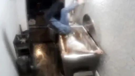 驚悚影片|餐館菜鳥奉令獨自操作攪拌機 慘遭機器拖入殺了