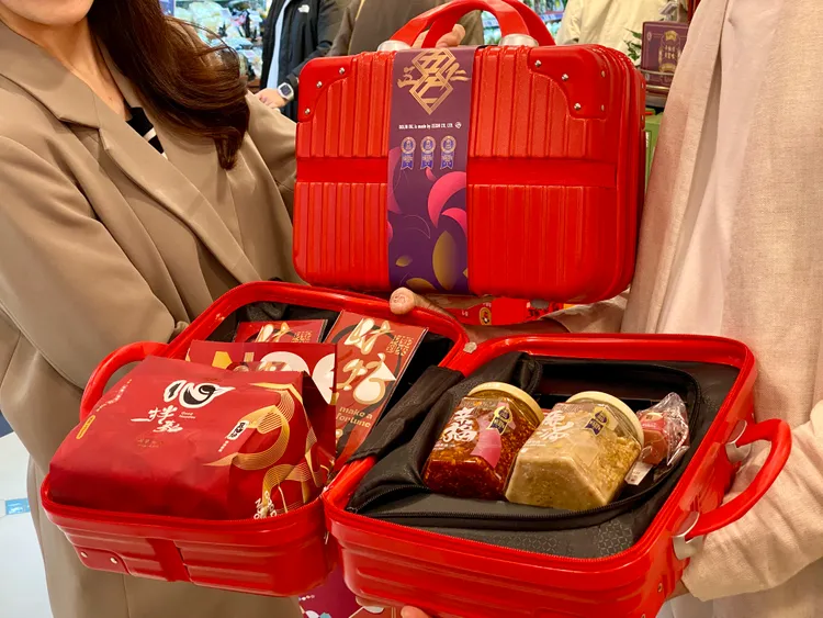 Mia C'bon推出五仁的雙醬料與拌麵小型行李箱組合。莊偉祺攝