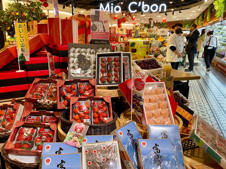 Mia C'bon開幕至今都在熱銷排行榜的「水果禮盒」，今年推出20款選擇。莊偉祺攝