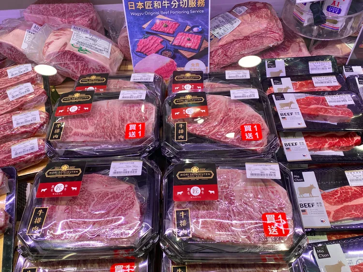 Mia C'bon不定期推出散裝牛排肉買1送1優惠。莊偉祺攝