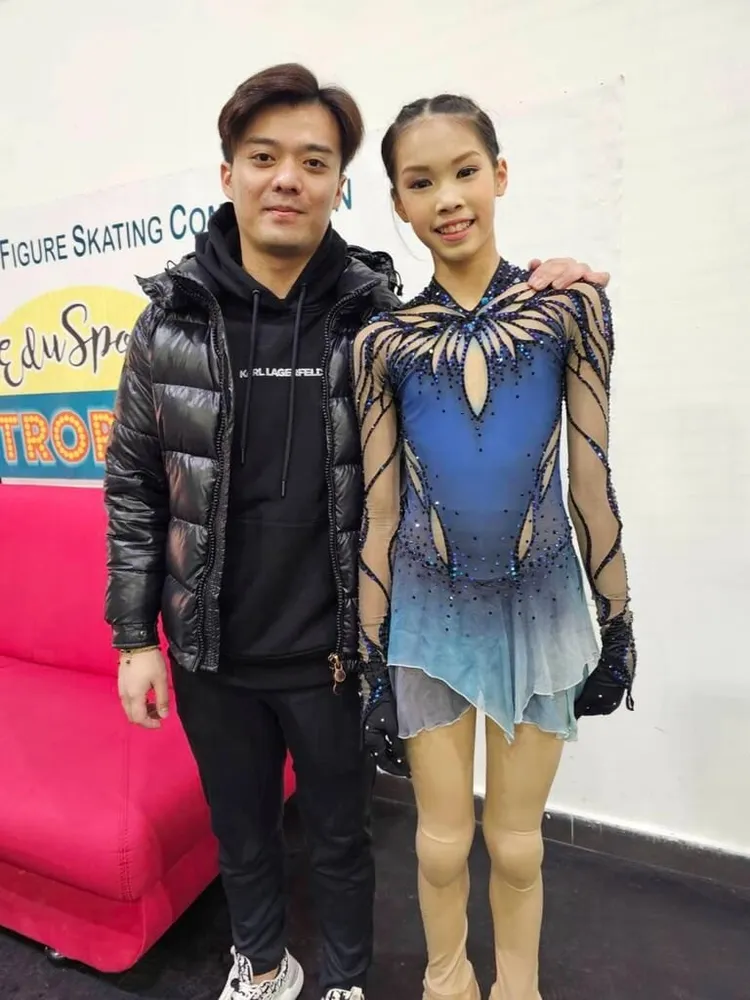 台灣12歲花式滑冰小將賴岑晰（右）13日在EduSport Trophy的少年女子組，以103.18分摘下銀牌，賽後與教練曹志禕合影。（曹志禕提供）中央社