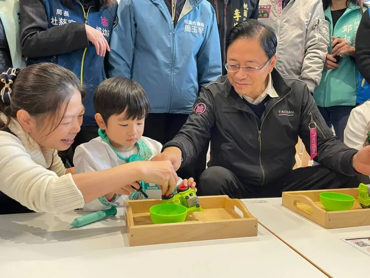 張善政與小朋友互動。桃園市府提供
