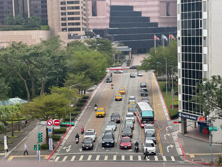 北市信義區12月31日至隔年1月1日實施3階段交管。記者張綵茜攝