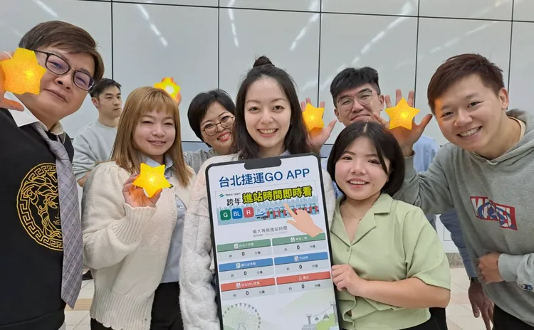 台北捷運潮天團由北捷站長、站務專員、行車專員、維修人員及行政人員組成，協助民眾跨年散場。台北捷運公司提供