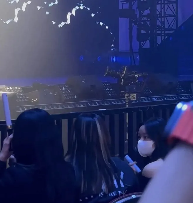 劉向蕙坐第一排挺星爸。翻攝如果有一天小紅書