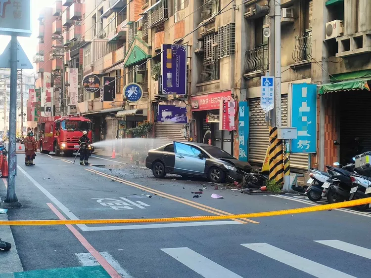 消防人員出水警戒。桃園警分局提供