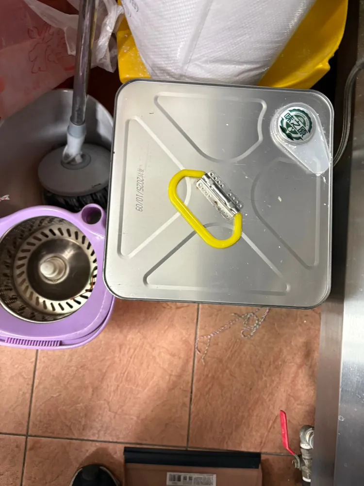 食用油品未分區放置，清潔用品未分區放置。衛生局提供