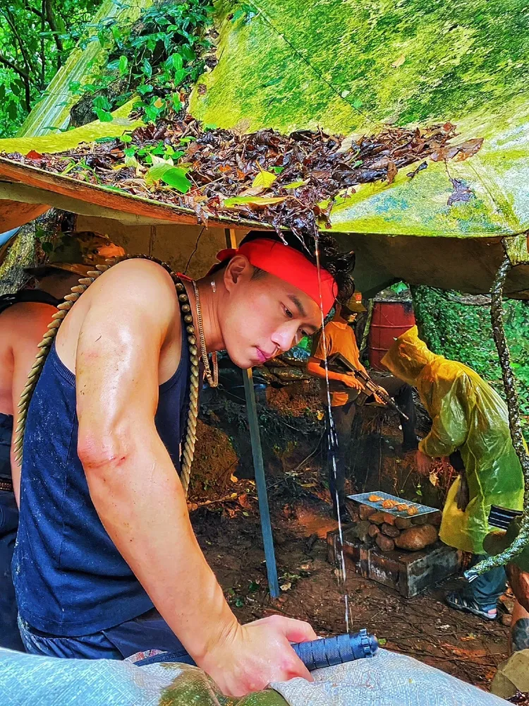 周靄宏高唱《越戰老兵》。本人提供