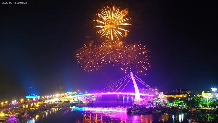 淡水漁人碼頭及情人橋是新北市著名觀光景點，加上絢爛煙火點綴美不勝收。觀光局提供