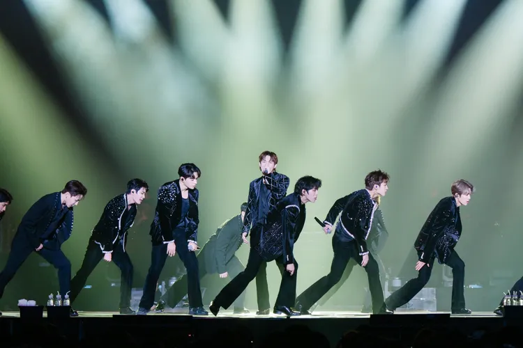 李成烈（右）唱到一半脫了，露出結實好身材。D-SHOW提供