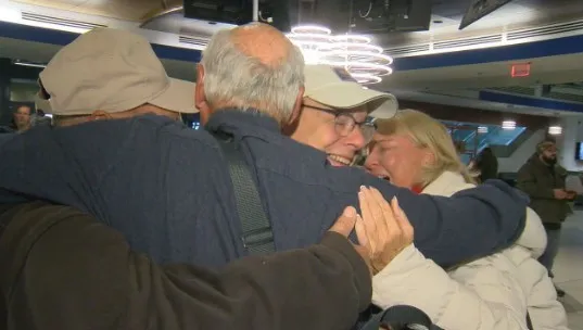 韓德紹飛往羅徹斯特認親，手足一見面就熱情擁抱。翻攝WHAM網站