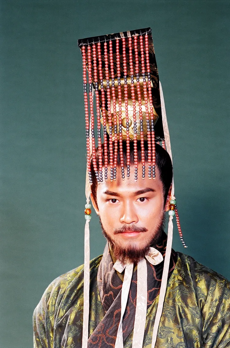 林峯首部古裝劇《尋秦記》中飾演皇帝嬴政_趙盤。年代提供