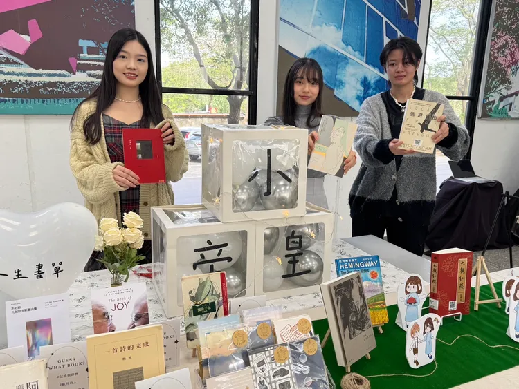 陳開妍、游錦珽、劉賾菲創立品牌IP《皇帝不早朝》。元智大學提供