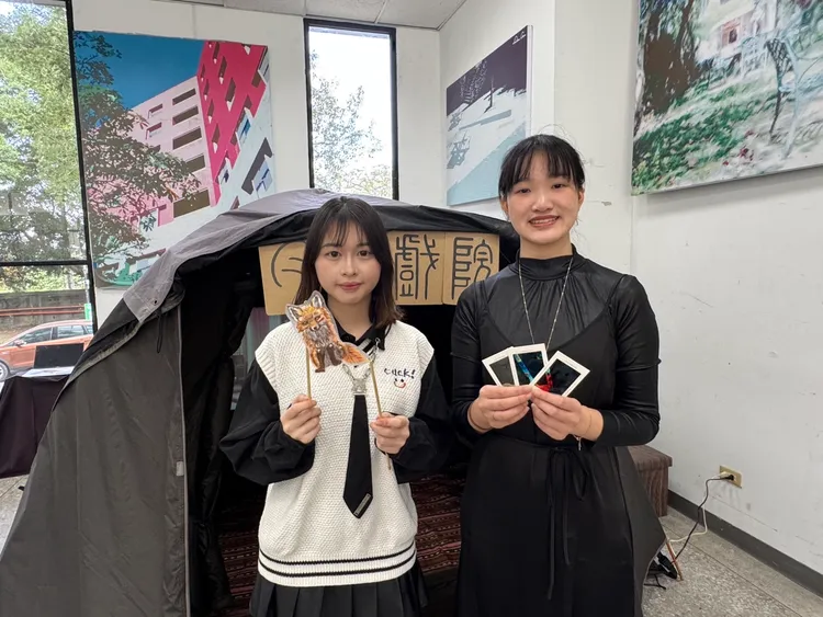 《狐心燈下》由歐陽柔、李佳柔聯手打造，創建迷你戲院「月昇戲院」，將皮影戲的傳統元素融入動畫微電影。元智大學提供