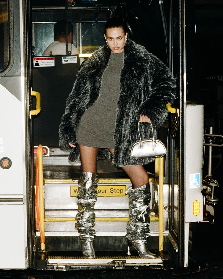 Amelia Gray Hamlin換上毛草大衣搭上緊身連衣裙、銀色皺褶長靴。品牌提供