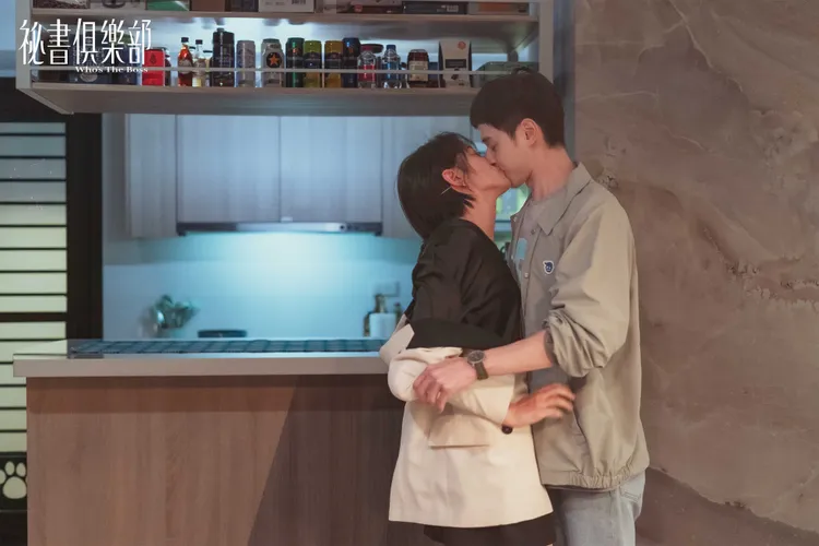 張軒睿激吻賴雅妍。TVBS提供