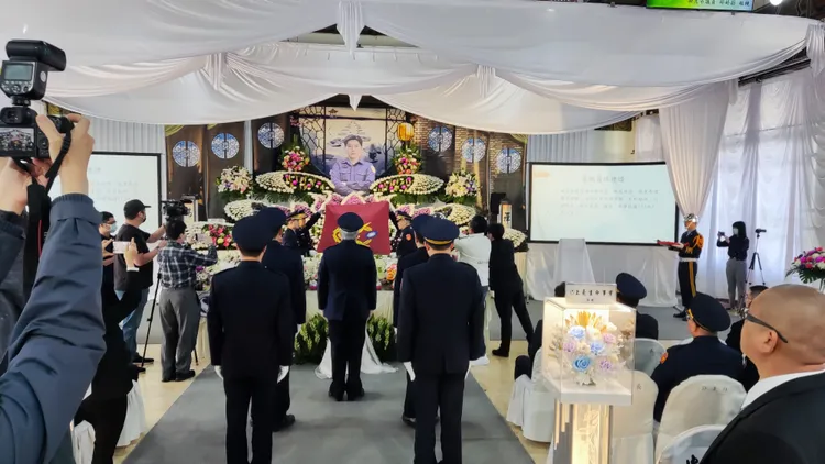 基隆殉職警察蘇昱鴻告別式場面哀戚，基隆市長謝國樑與新北市長侯友宜、警政署長黃明昭都出席致哀。翻攝畫面