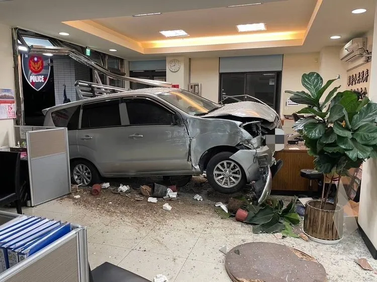 今年2月間一部貨車突然衝進基隆八堵分駐所，導致24歲男警蘇昱鴻殉職。翻攝自臉書「靠北police」