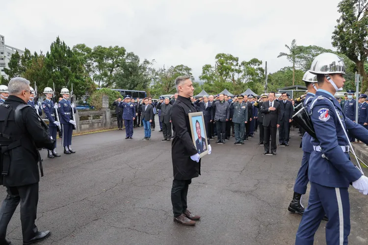 國防部長顧立雄率各級長官迎靈、行禮致意。（軍聞社
