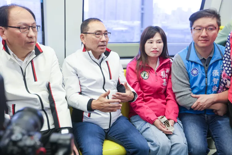 新北市長侯友宜今（12）日視察新北環狀線地震復原工程列車運行情形，宣布今日中午全線復駛。新聞局提供