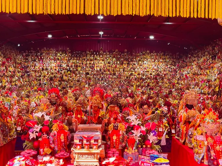 ▲ 近2萬尊駐駕大甲鎮瀾宮，供俸陳列形成一大面「神牆」，規模相當壯觀而稀有。