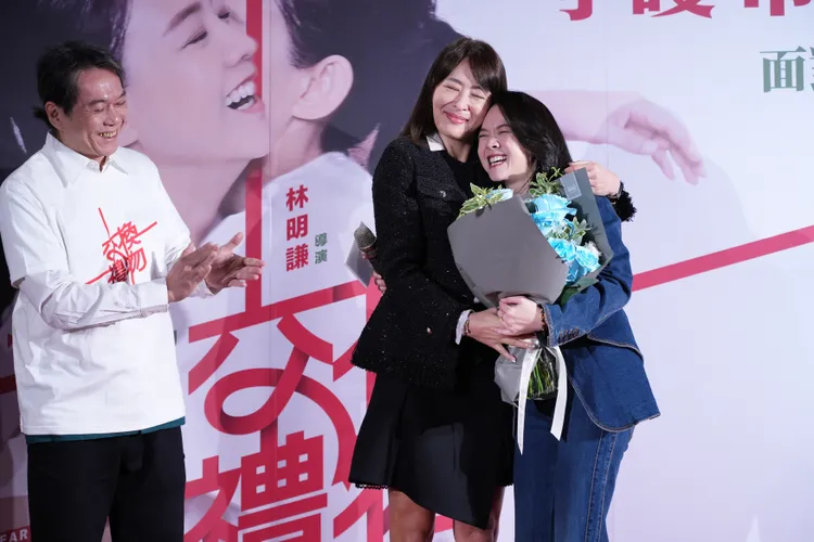 賈永婕送花給曾寶儀。彭欣偉攝