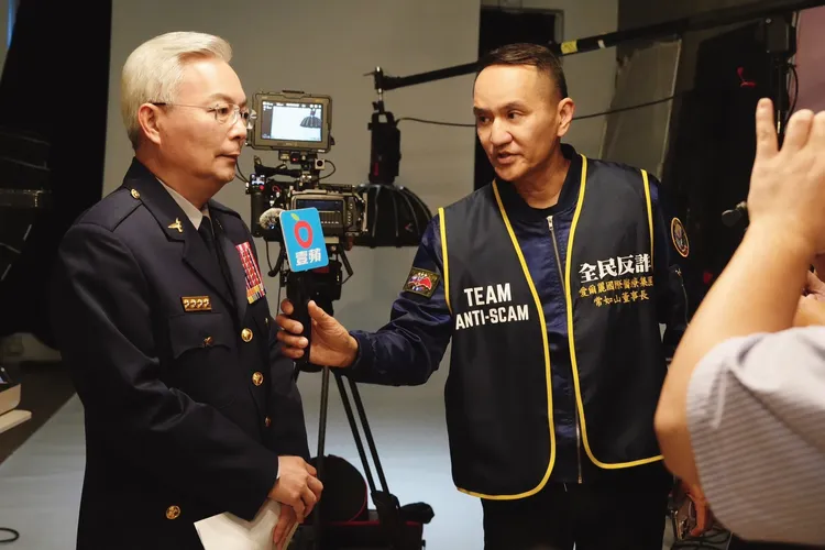 愛爾麗國際醫療集團董事長常如山（右），化身一日特派記者，訪問警政署長張榮興。陳建岐攝