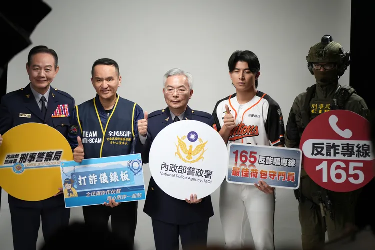 刑事局長（左起）、愛爾麗國際醫療集團董事長常如山、警政署長、「台灣隊長」陳傑憲，宣導反詐觀念。陳建岐攝