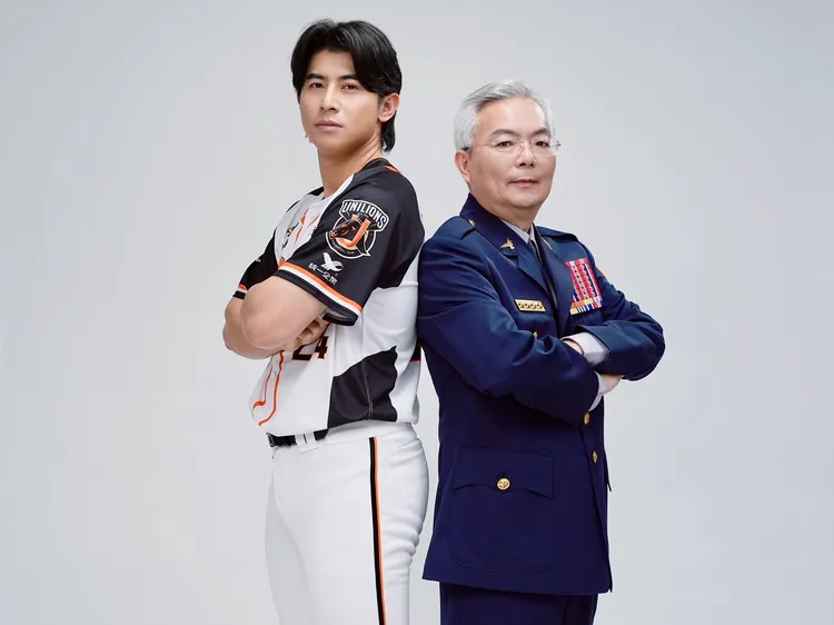 棒球金牌國手陳傑憲（左）與警政署長張榮興並肩作戰，力抗詐騙集團。