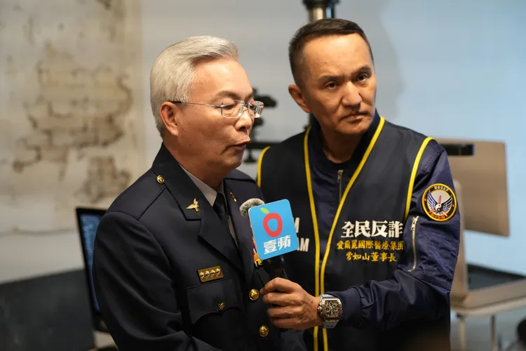 警政署長張榮興（左）接受愛爾麗國際醫療集團董事長常如山訪問，宣示打詐決心。陳建岐攝