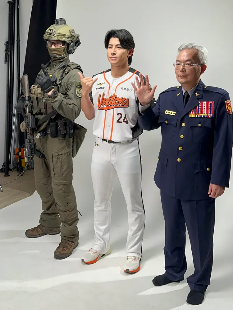 警政署長張榮興（右起）、陳傑憲、刑事局除暴隊，提醒國人如遇詐騙案件，務必撥打165反詐專線。陳建岐攝