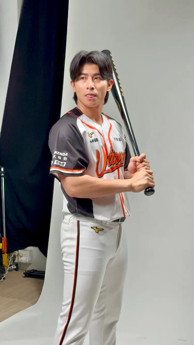 金牌棒球國手、「台灣隊長」陳傑憲揮棒打詐NG，吐舌頭露出俏皮的一面。陳建岐攝