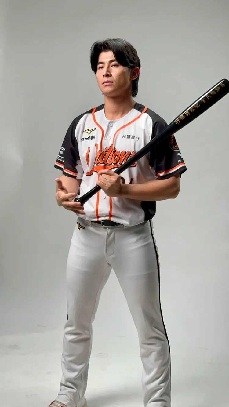 台灣大隊長陳傑憲，手持刑事警察局準備的「打擊詐欺犯、全民總動員」球棒拍照。陳建岐攝