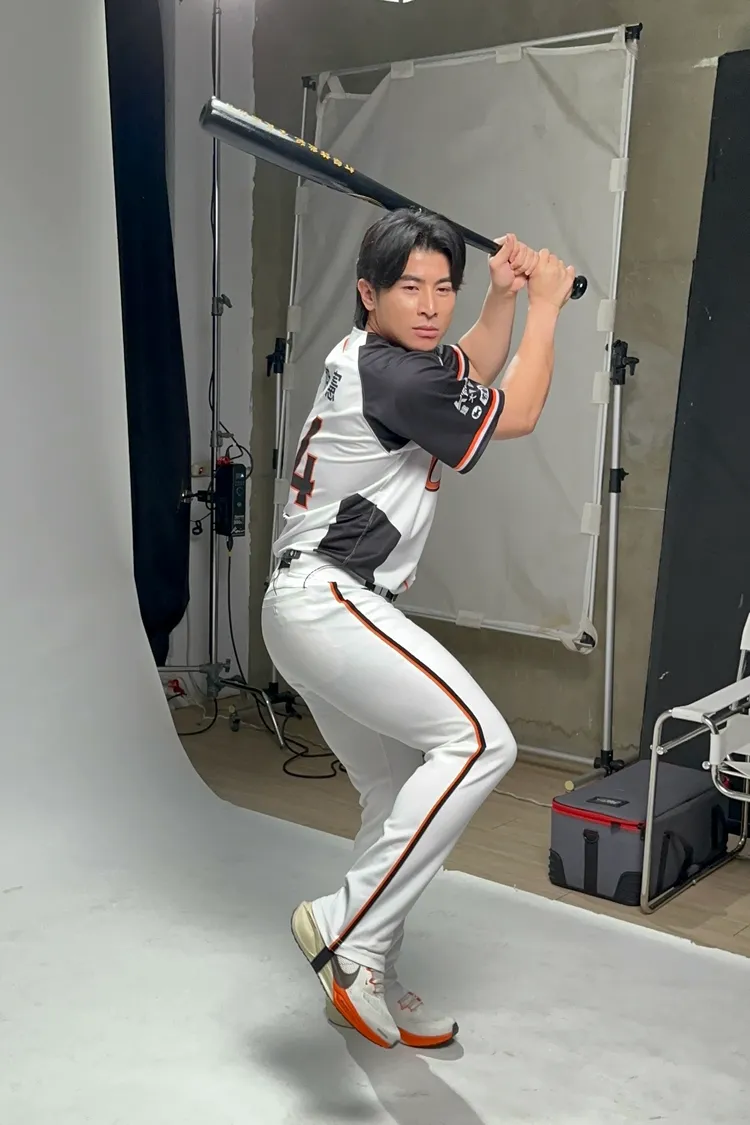 台灣大隊長陳傑憲換上統一獅球衣，拿起「打詐球棒」猛力一揮。陳建岐攝